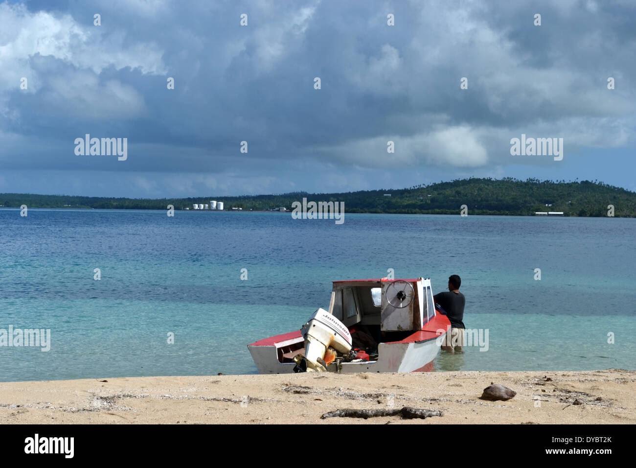 Bateau amarré dans une plage à Nukutapu îlot, l'île de Wallis, Wallis et Futuna, de la Mélanésie, Pacifique Sud Banque D'Images