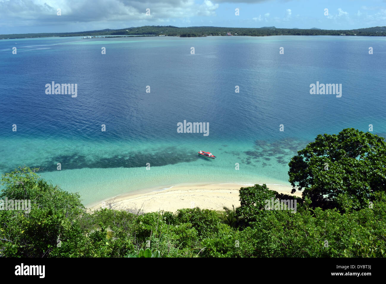 Bateau amarré dans une plage à Nukutapu îlot, l'île de Wallis, Wallis et Futuna, de la Mélanésie, Pacifique Sud Banque D'Images