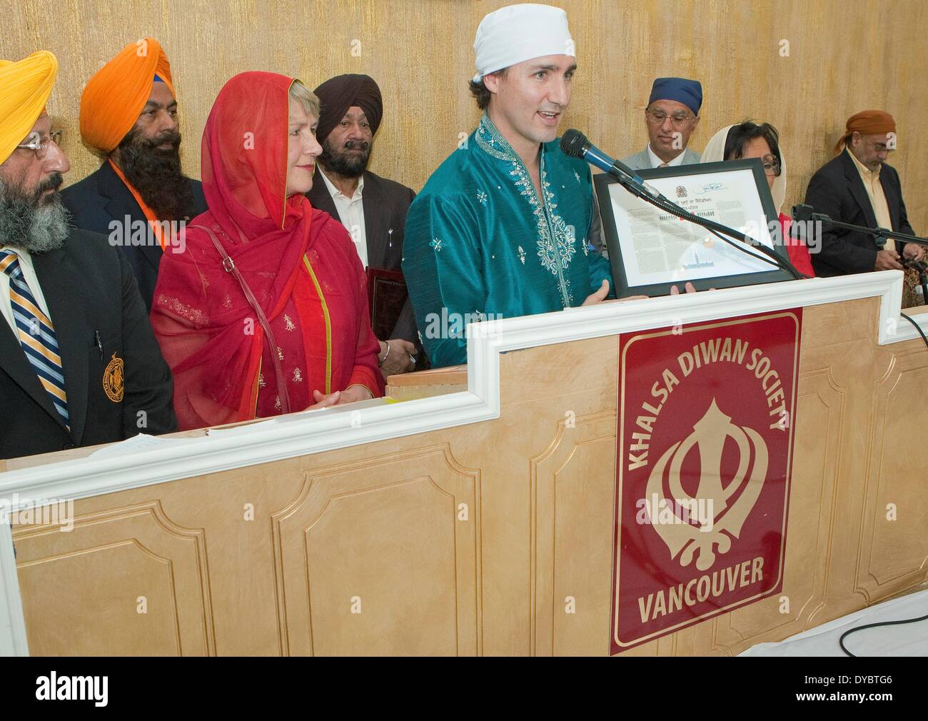 Vancouver, Colombie-Britannique, Canada. Apr 12, 2014. Chef de l'opposition libérale fédérale Justin Trudeau parle lors de célébrations du Vaisakhi au Temple Gurdwara Ross Street à Vancouver, Colombie-Britannique le 12 avril 2014. Près de cent mille personnes ont assisté à ce festival annuel de récolte Punjabi qui commémore la fondation de la khalsa en 1699 par Guru Gobind Singh, est l'un des plus importants en Amérique du Nord. © Heinz/ZUMAPRESS.com/Alamy Ruckemann Live News Banque D'Images