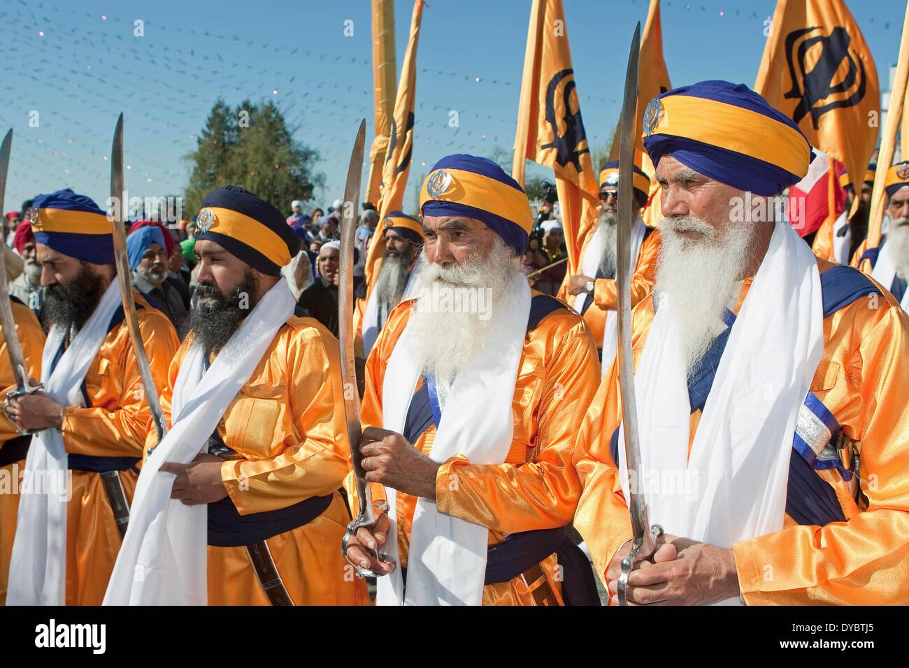 Vancouver, Colombie-Britannique, Canada. Apr 12, 2014. Garde de cérémonie préparer pour le début de la parade Vaisakhi de la rue Ross Temple Gurdwara à Vancouver, Colombie-Britannique le 12 avril 2014. Près de cent mille personnes ont assisté à ce festival annuel de récolte Punjabi qui commémore la fondation de la khalsa en 1699 par Guru Gobind Singh, est l'un des plus importants en Amérique du Nord. © Heinz/ZUMAPRESS.com/Alamy Ruckemann Live News Banque D'Images