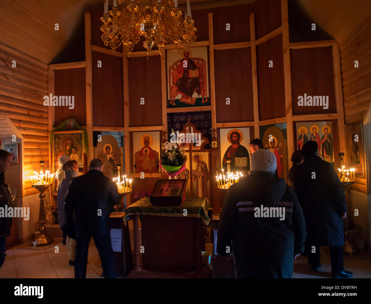 Luhansk, Ukraine. 13 avr, 2014. Les croyants orthodoxes participent à la célébration du Dimanche des Rameaux à l'intérieur d'une église proche du bureau régional de l'Ukrainien du Service de sécurité à Luhansk --- aujourd'hui, les croyants orthodoxes participent à la célébration des Rameaux. Des activistes de Pro-Ukrainian "rallye pour United Ukraine' un kilomètre de l'Ukrainian bureau régional du Service de sécurité à Luhansk. La journée passa suspensefully. Crédit : Igor Golovnov/Alamy Live News Banque D'Images