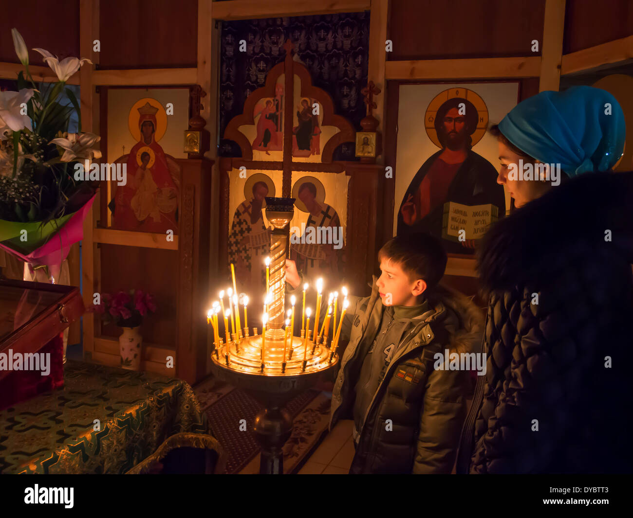 Luhansk, Ukraine. 13 avr, 2014. Les croyants orthodoxes participent à la célébration du Dimanche des Rameaux à l'intérieur d'une église proche du bureau régional de l'Ukrainien du Service de sécurité à Luhansk --- aujourd'hui, les croyants orthodoxes participent à la célébration des Rameaux. Des activistes de Pro-Ukrainian "rallye pour United Ukraine' un kilomètre de l'Ukrainian bureau régional du Service de sécurité à Luhansk. La journée passa suspensefully. Crédit : Igor Golovnov/Alamy Live News Banque D'Images