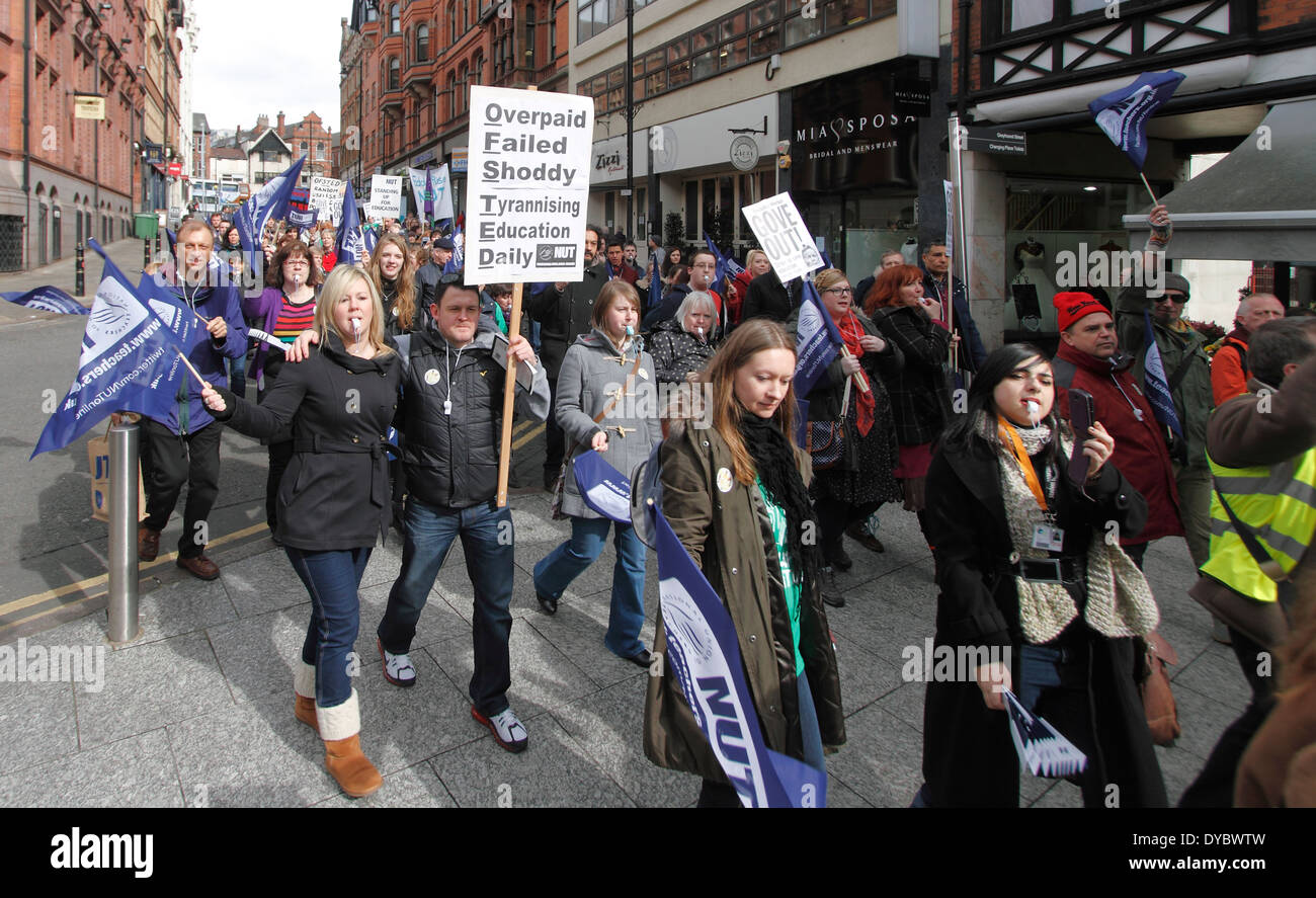 L'atteint Mars Kings Street Nottingham Union nationale des enseignants en mars Nottingham le jour de l'écrou enseignants grève grève et manifestation le 26 mars 10h00 Assembler Forest Recreation Ground mars à 11h00 rassemblement place du marché Banque D'Images