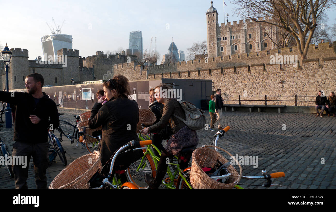 Excursion en vélo pour groupe de personnes et location de vélos avec paniers en osier s'arrêtent pour regarder la Tamise à la Tour de Londres en Angleterre KATHY DEWITT, Royaume-Uni Banque D'Images