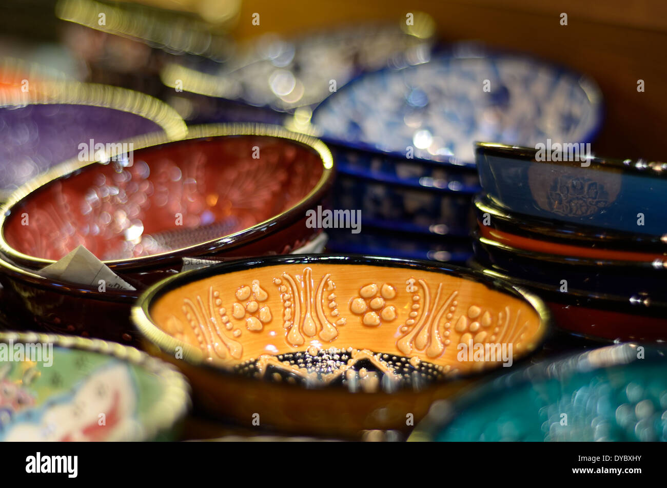 Belle vaisselle en porcelaine dans le Grand Bazar, Istanbul, Turquie. Photos de voyage Banque D'Images