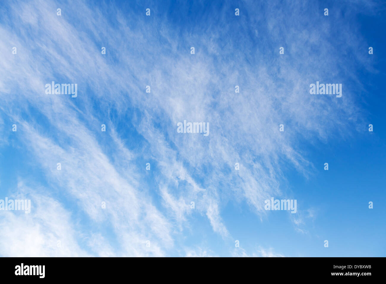 Windy nuages sur ciel bleu. La texture de fond photo Banque D'Images