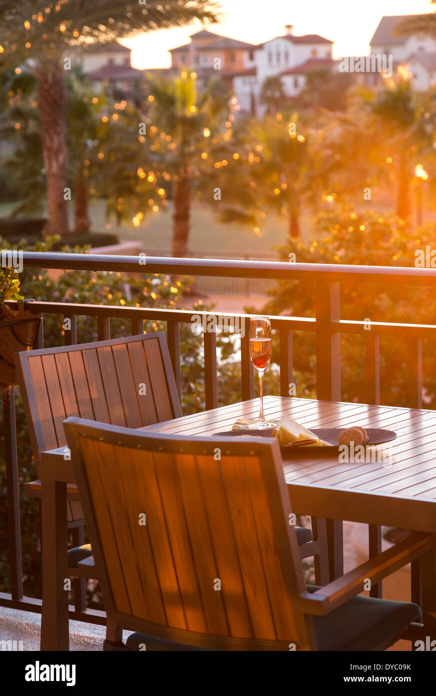 Réglage de la table sur la véranda au coucher du soleil de luxe vitrine , Florida, USA Banque D'Images