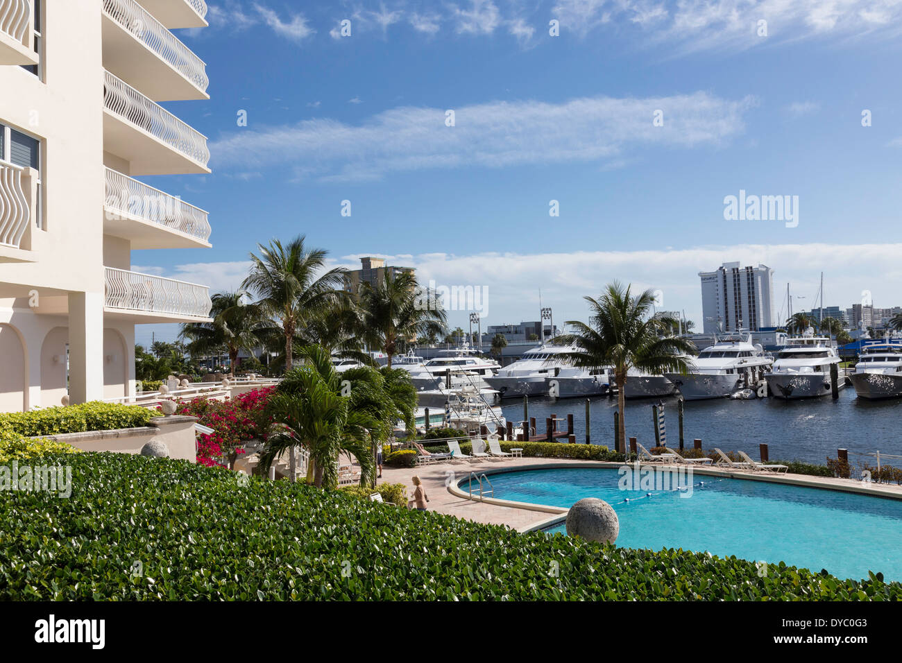 La floraison, paysagers jardins, la piscine et le port de plaisance le long de l'Intracoastal Waterway ICW', 'FT. Lauderdale, FL, USA Banque D'Images