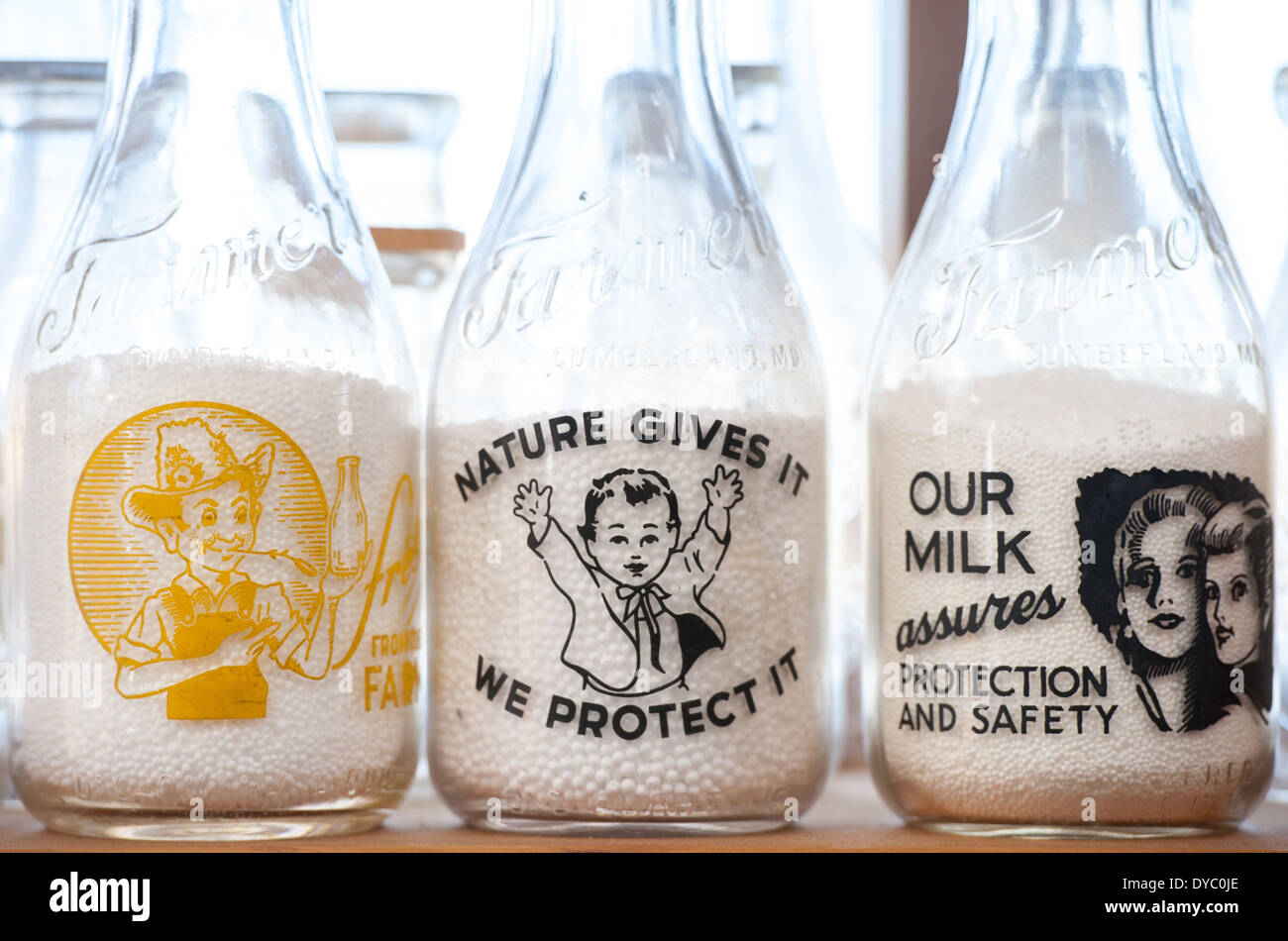 Lait en bouteille sur une étagère Banque D'Images