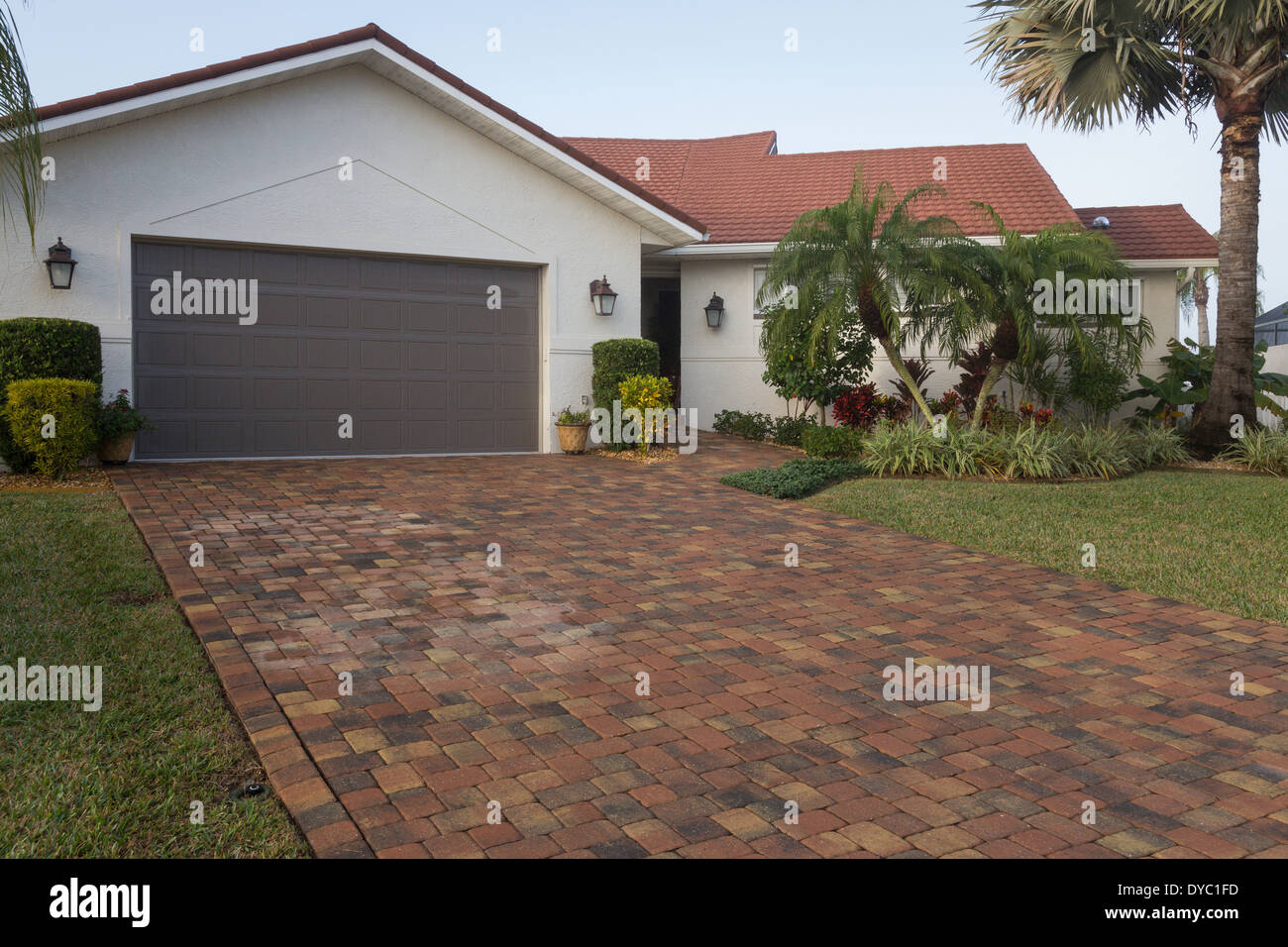 Avant de Floride Haut de Suburban Home avec palmiers, FL, USA Banque D'Images