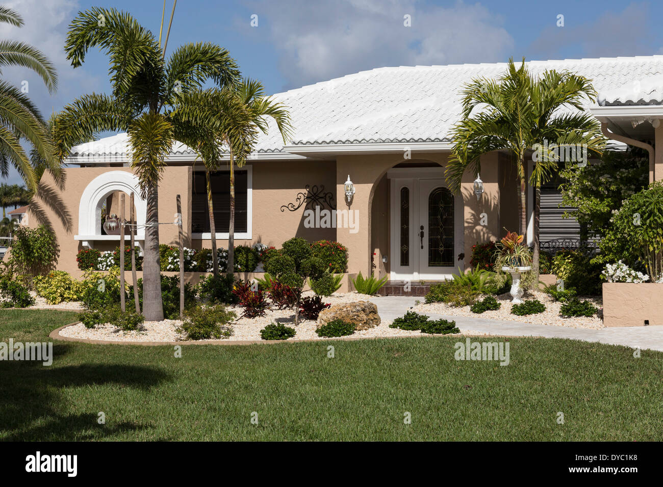 Avant de Floride Haut de Suburban Home avec palmiers, FL, USA Banque D'Images