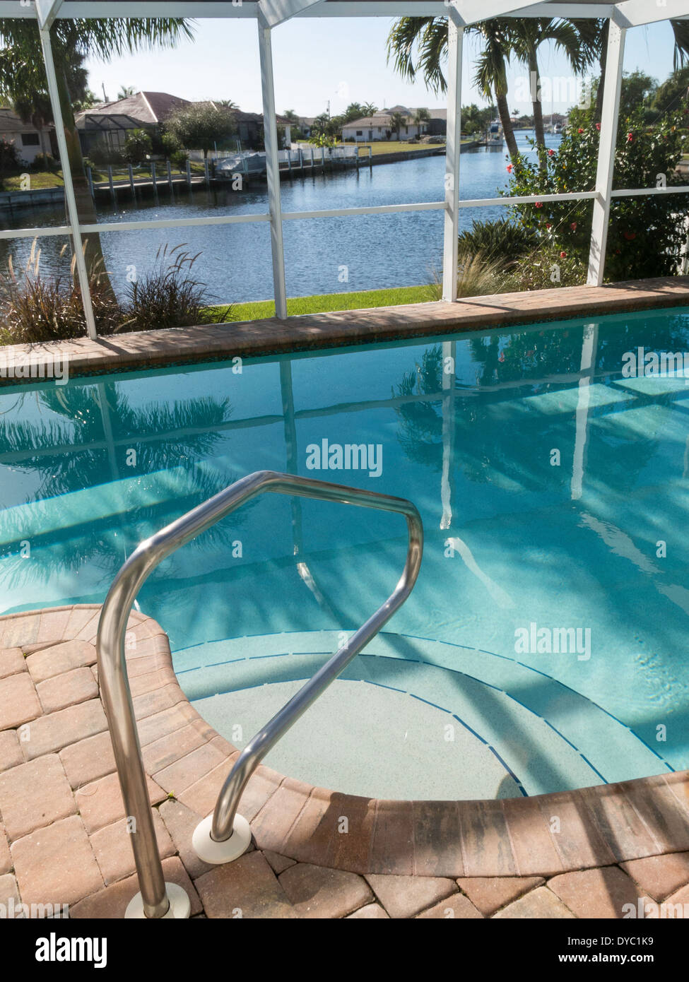 Avant de luxe Canal Chambre Piscine et Screen-In Deck, Punta Gorda, FL, USA Banque D'Images