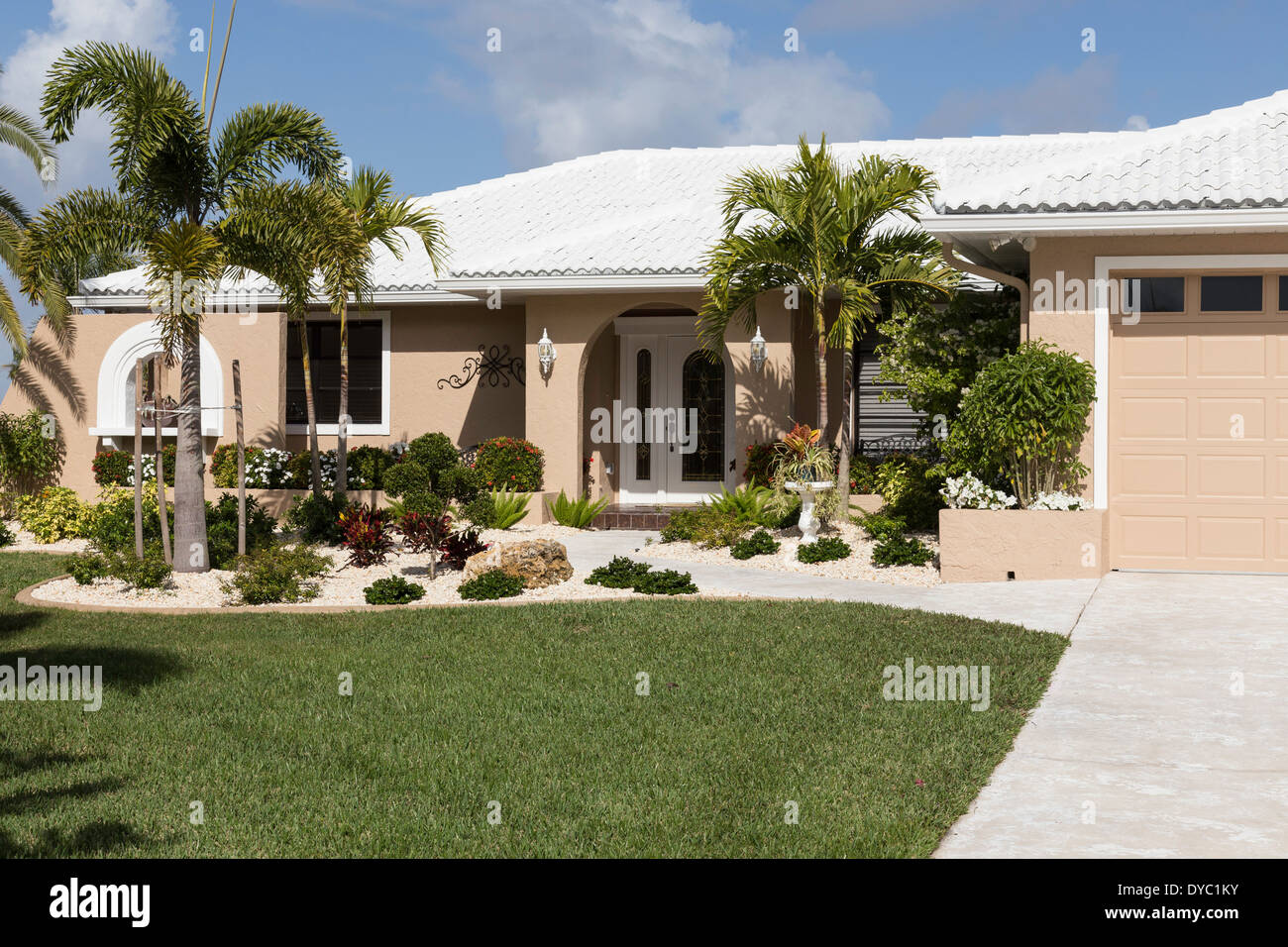 Avant de Floride Haut de Suburban Home avec palmiers, FL, USA Banque D'Images