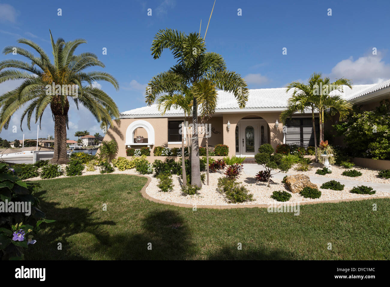 Avant de Floride Haut de Suburban Home avec palmiers, FL, USA Banque D'Images