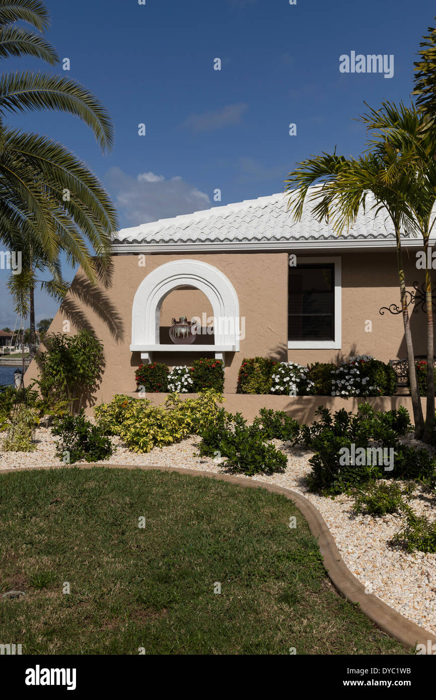 Avant de Floride Haut de Suburban Home avec palmiers, FL, USA Banque D'Images