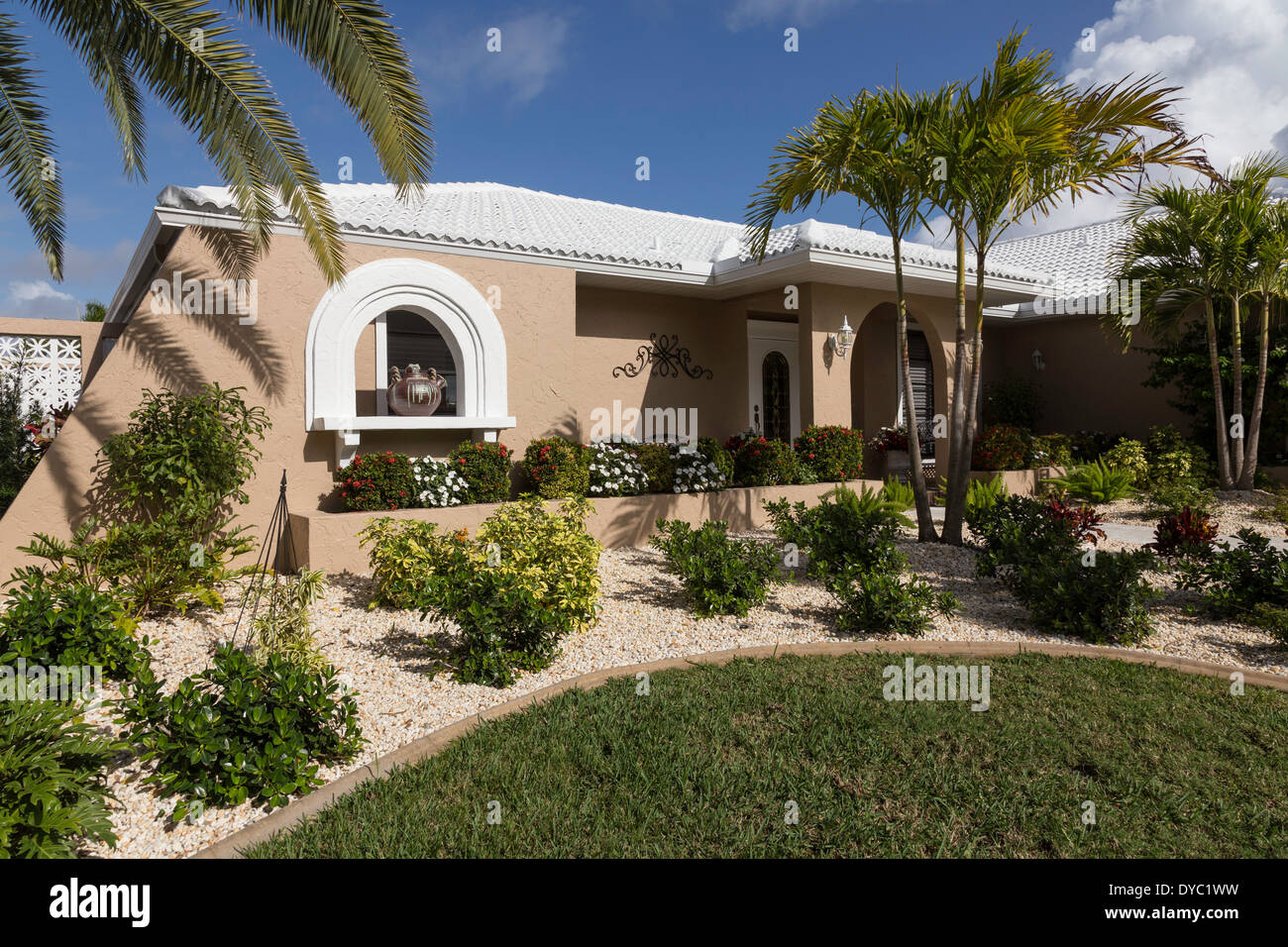 Avant de Floride Haut de Suburban Home avec palmiers, FL, USA Banque D'Images