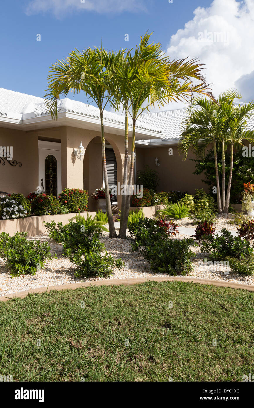 Avant de Floride Haut de Suburban Home avec palmiers, FL, USA Banque D'Images