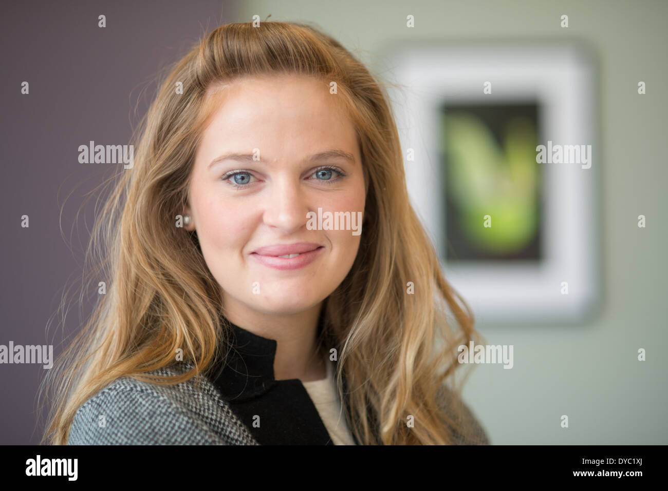 Jeune femme accroché au mur des photos Banque D'Images