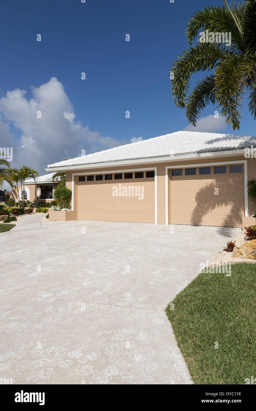 Avant de Floride Haut de Suburban Home avec palmiers, FL, USA Banque D'Images