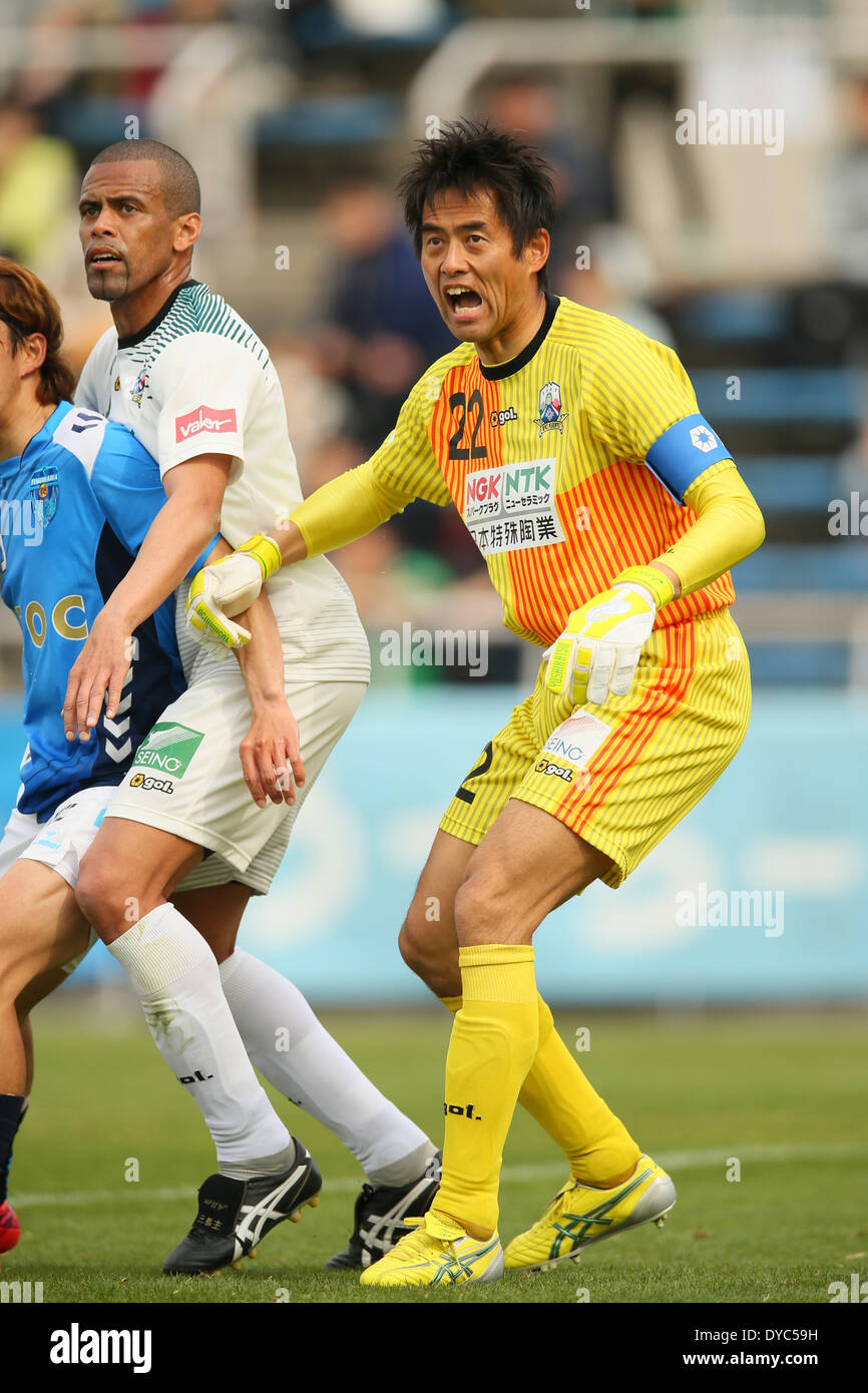 Le stade de football de la NHK Spring Mitsuzawa, Kanagawa, Japon. 13 avr, 2014. (L-R) Alessandro Santos, Yoshikatsu Kawaguchi (FC Gifu), 13 avril 2014 - Football : Football /2014 J.LEAGUE Division 2 entre Yokohama FC 0-1 FC Gifu au stade de football de la NHK Spring Mitsuzawa, Kanagawa, Japon. © Yohei Osada/AFLO SPORT/Alamy Live News Banque D'Images
