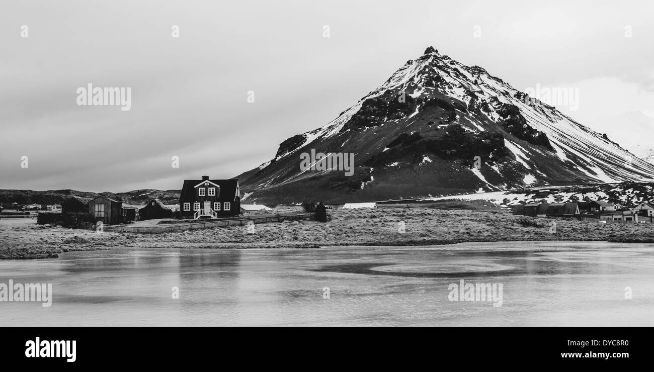 Image en noir et blanc de la chambre dans les contreforts de la montagne d'Islande. Banque D'Images