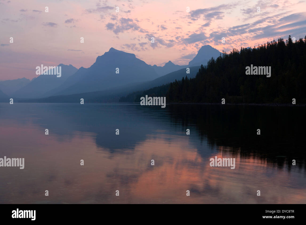 Un lever de soleil sur l'automne McDonald Lake dans le parc national des Glaciers, parc national, Montana. USA Banque D'Images