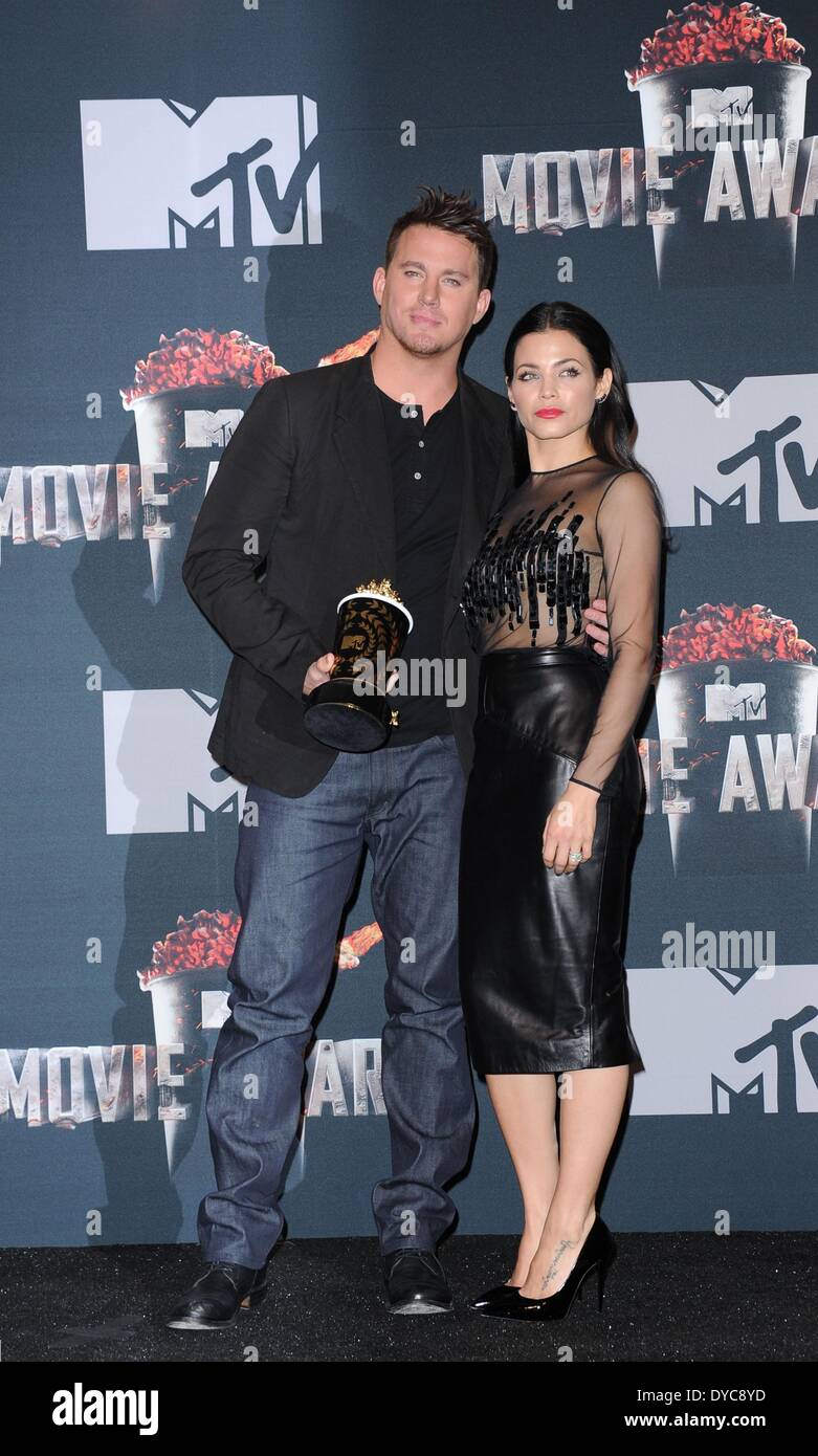 Los Angeles, Californie, USA. 13 avr, 2014. L'acteur américain Channing Tatum (L) et la femme actrice Jenna Dewan nous posent avec son Trailblazer MTV Movie Award pour sa performance dans 'Magic Mike' dans la salle de presse au MTV Movie Awards 2014 au Nokia Theatre de Los Angeles, Californie, USA, 13 avril 2014. Photo : Hubert Boesl/DPA - PAS DE SERVICE DE FIL/dpa/Alamy Live News Banque D'Images