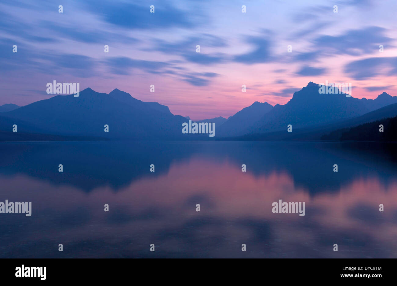 Un lever de soleil sur l'automne McDonald Lake dans le parc national des Glaciers, parc national, Montana. USA Banque D'Images