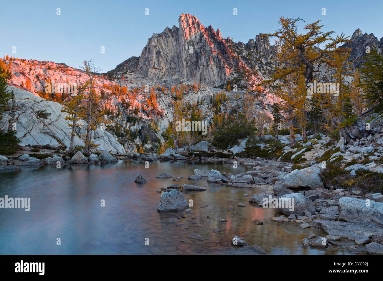 Lever du soleil sur le lac de Leprechaun et la réflexion de pointe dans le Prusik enchantements l'article de Washington's Alpine Lakes Banque D'Images