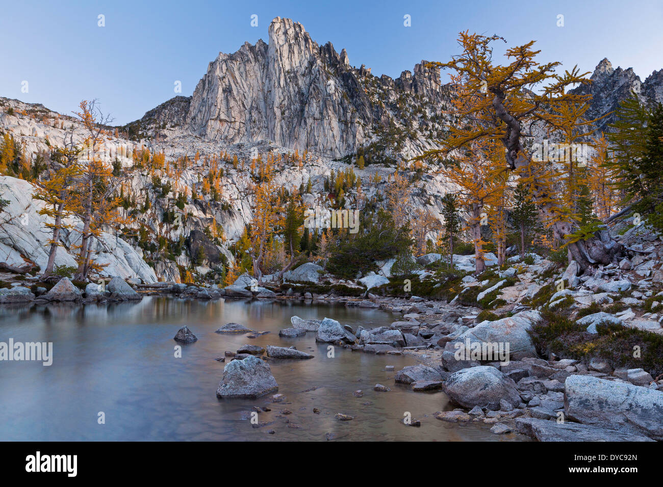 Lever du soleil sur le lac de Leprechaun et la réflexion de pointe dans le Prusik enchantements l'article de Washington's Alpine Lakes Banque D'Images