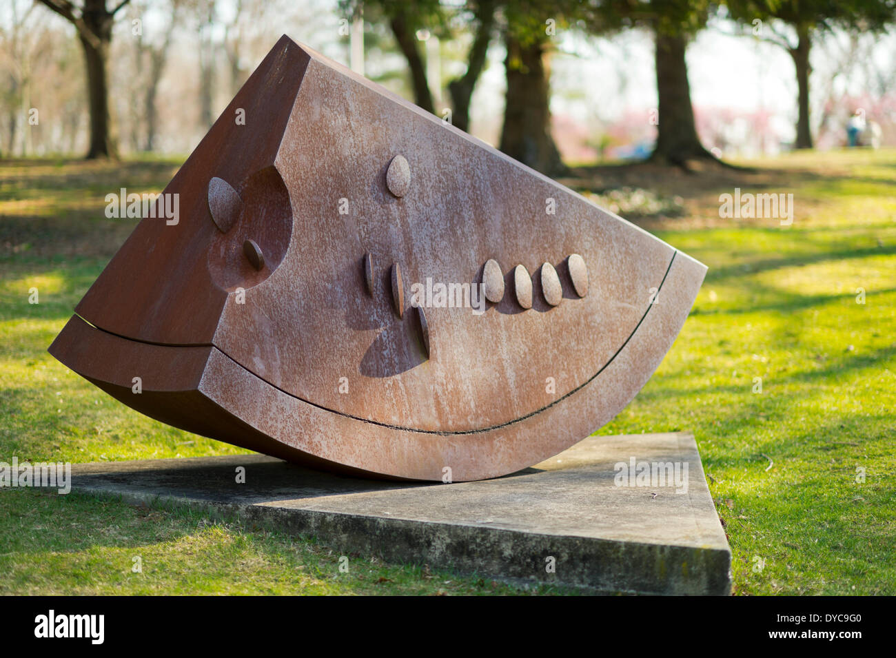 Roslyn, New York, États-Unis - 12 avril 2014 - Sandias (pastèque), une sculpture en acier cor-ten 60' x 102' x 39', réalisée par le sculpteur Ana Mercedes Hoyos, est l'une des nombreuses sculptures d'extérieur sur le terrain du Nassau County Museum of Art sur Long Island. Credit : Ann E Parry/Alamy Live News Banque D'Images