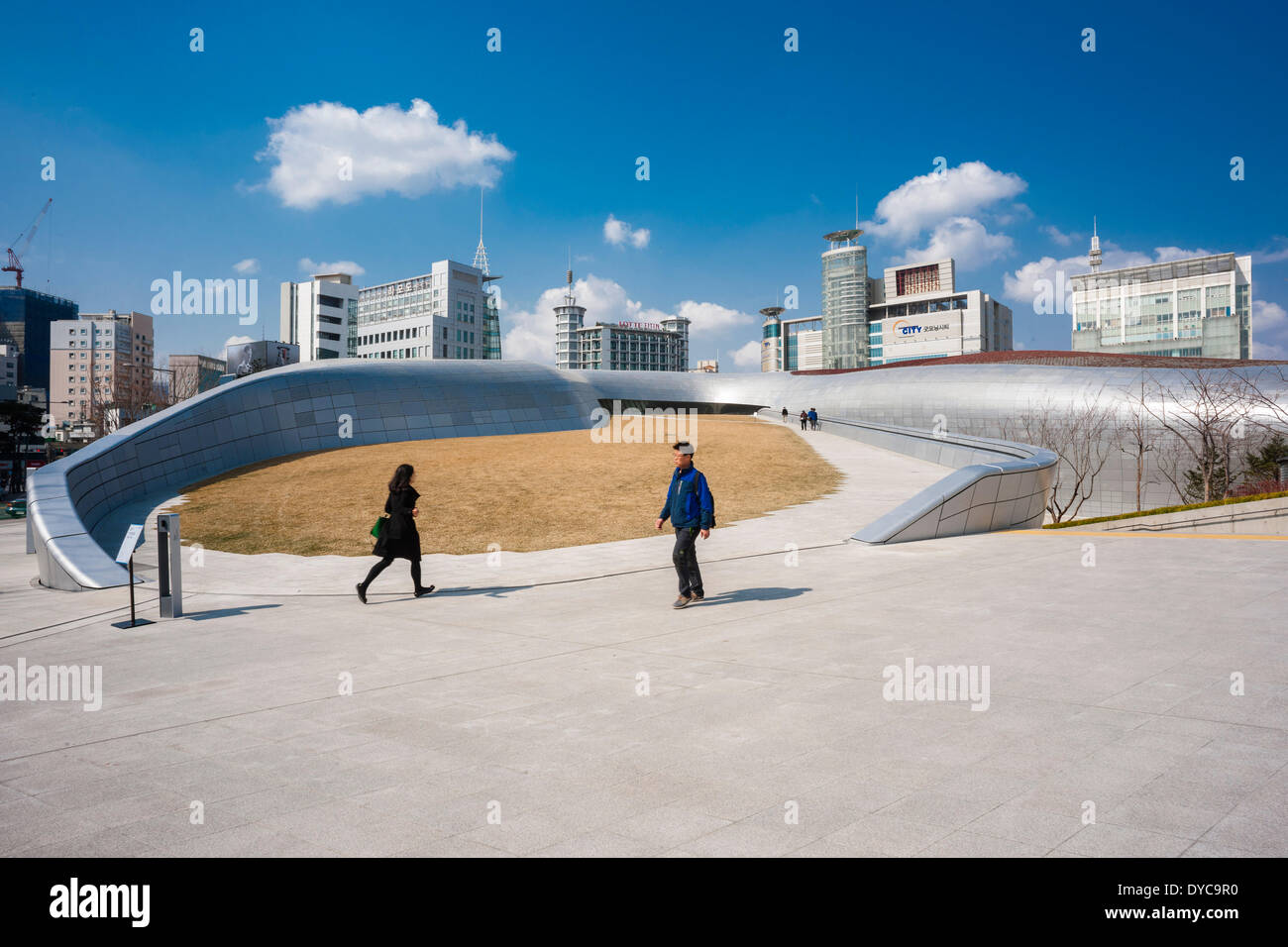 Conception Dongdaemun Plaza (DDP), Séoul, Corée du Sud. Architecte : Zaha Hadid Architects, 2014. Vue de l'entrée de matin M Design Banque D'Images