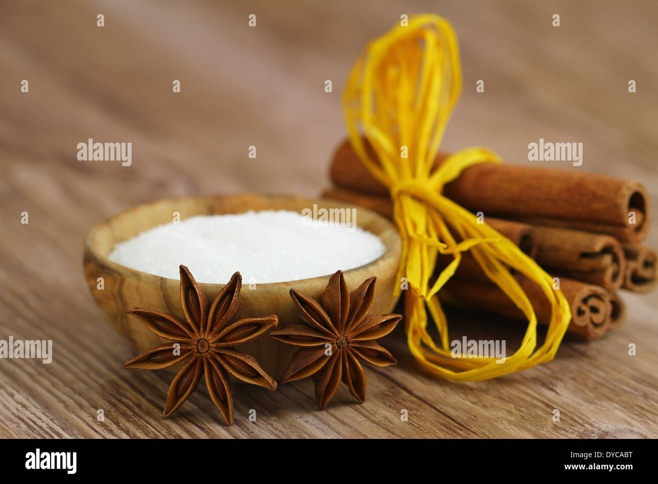 L'anis étoilé, bol de sucre et cannelle Banque D'Images