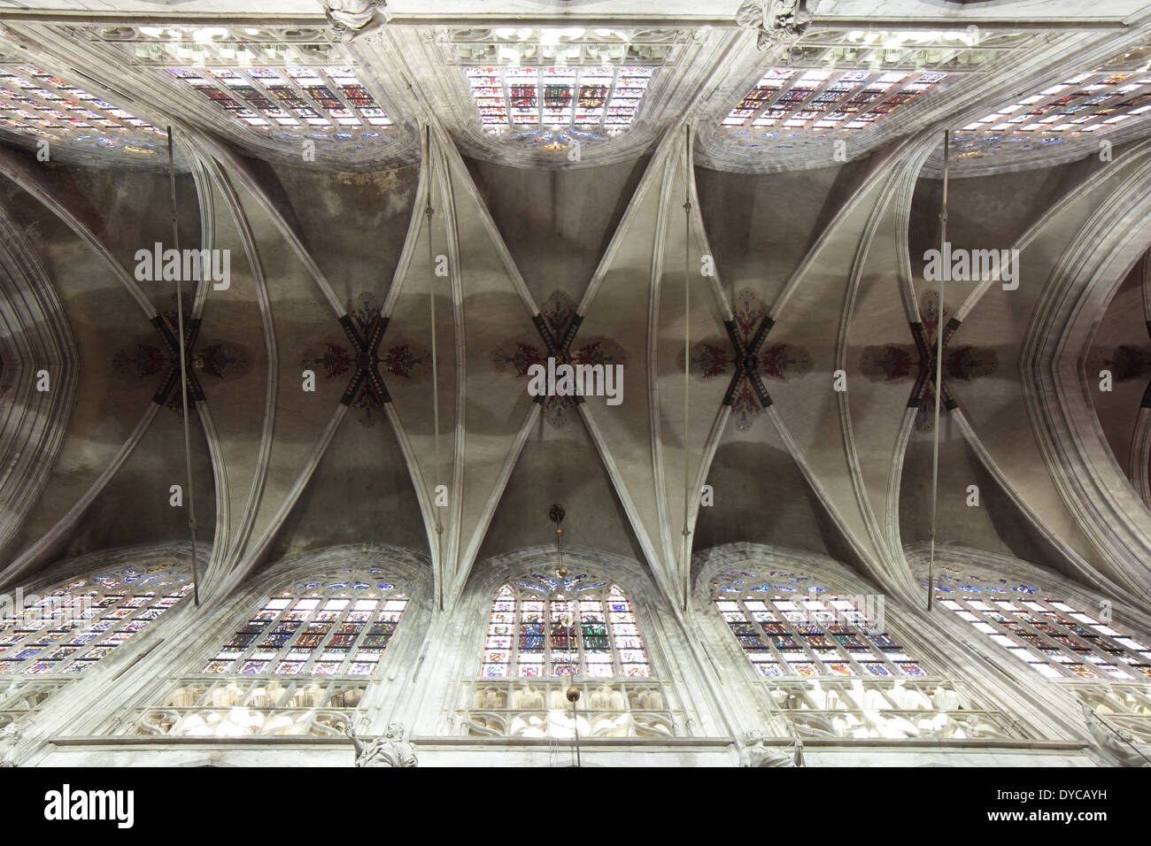 BRUXELLES, BELGIQUE - 6 avril 2014 : grand angle plafond Vue de l'intérieur de la Très Sainte Vierge de l'Église du Sablon Banque D'Images