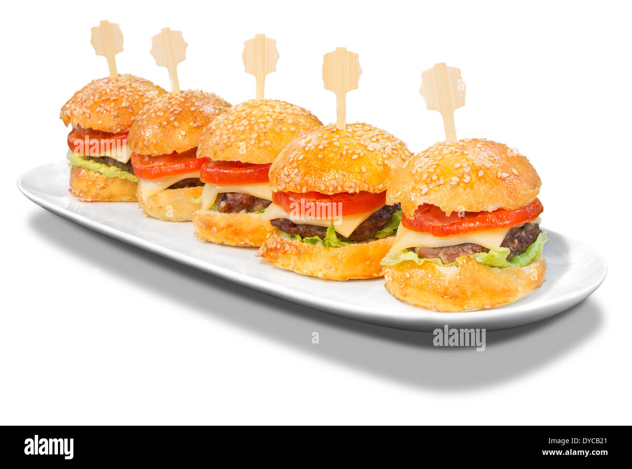 Petits hamburgers sur une assiette, isolé sur fond blanc avec Clipping Path Banque D'Images