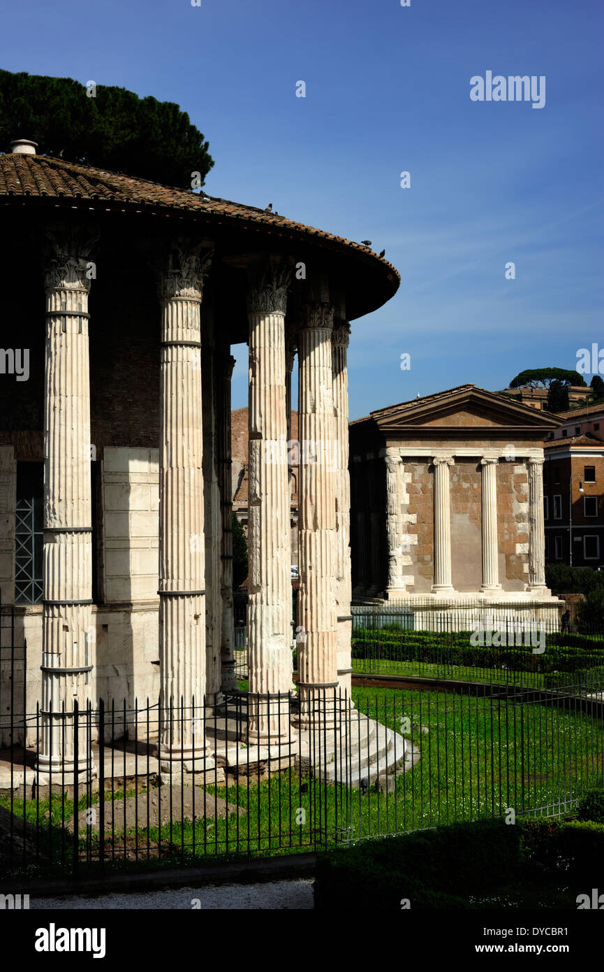 Italie, Rome, Forum Boarium, temple d'Hercule Victor, également appelé temple de Vesta (2e siècle av. J.-C.) et temple de Portunus virilis Banque D'Images