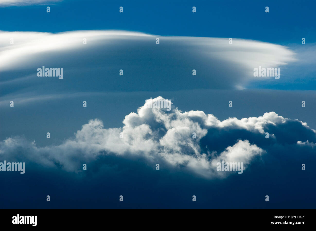 Nuages bizarres sont courants dans les ciels de la Patagonie à grande vitesse sous forme de vents étaient toutes sortes de formes. Banque D'Images