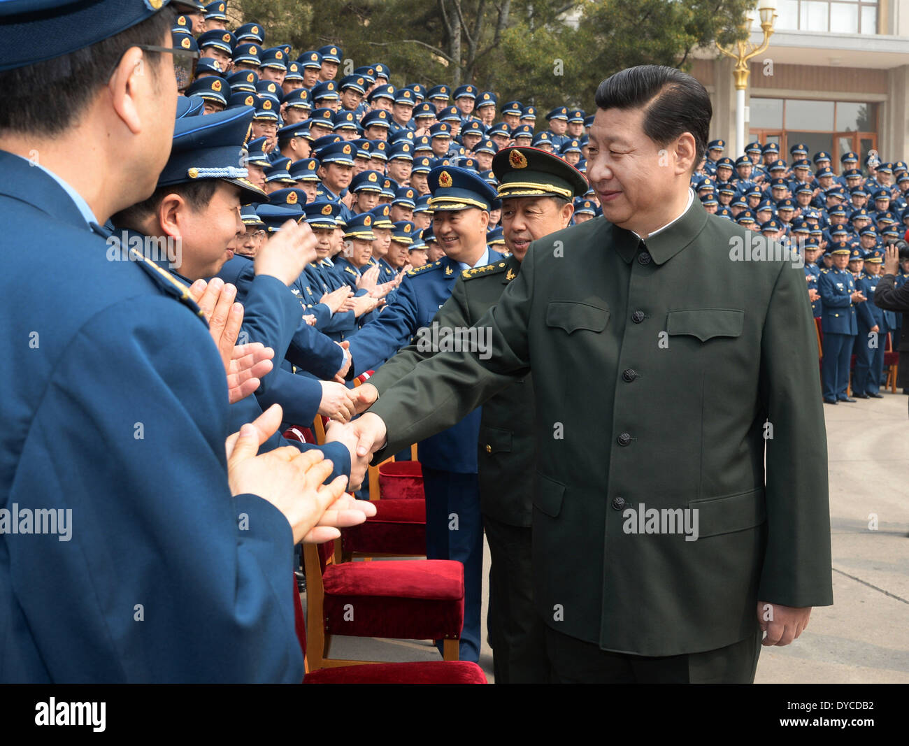 La Commission militaire centrale, Beijing, Chine. 14 avr, 2014. Le président chinois Xi Jinping (R avant), qui est également président de la Commission militaire centrale, rencontre les officiers de la force aérienne lors de l'inspection du quartier général du commandement de la force aérienne le 14 avril 2014. Crédit : Li Gang/Xinhua/Alamy Live News Banque D'Images