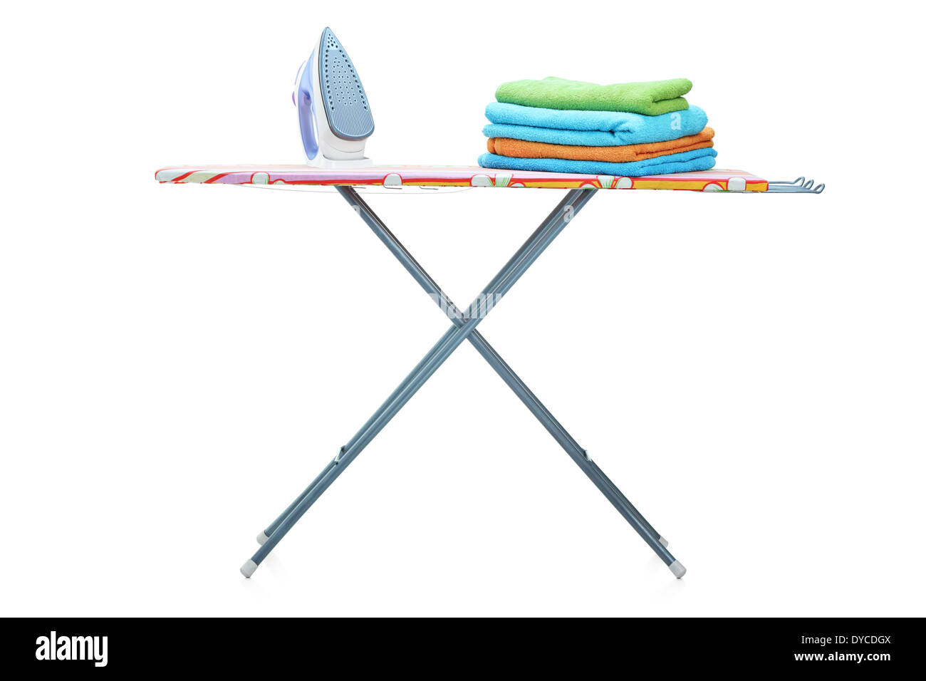 Portrait d'une planche à repasser avec des vêtements sur elle Banque D'Images