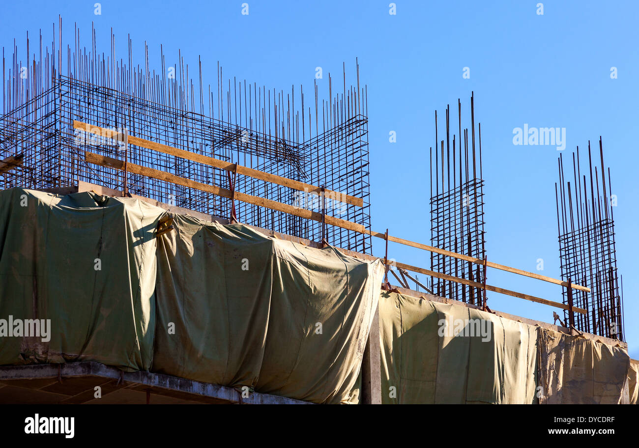 Haut édifice en construction contre un ciel bleu Banque D'Images
