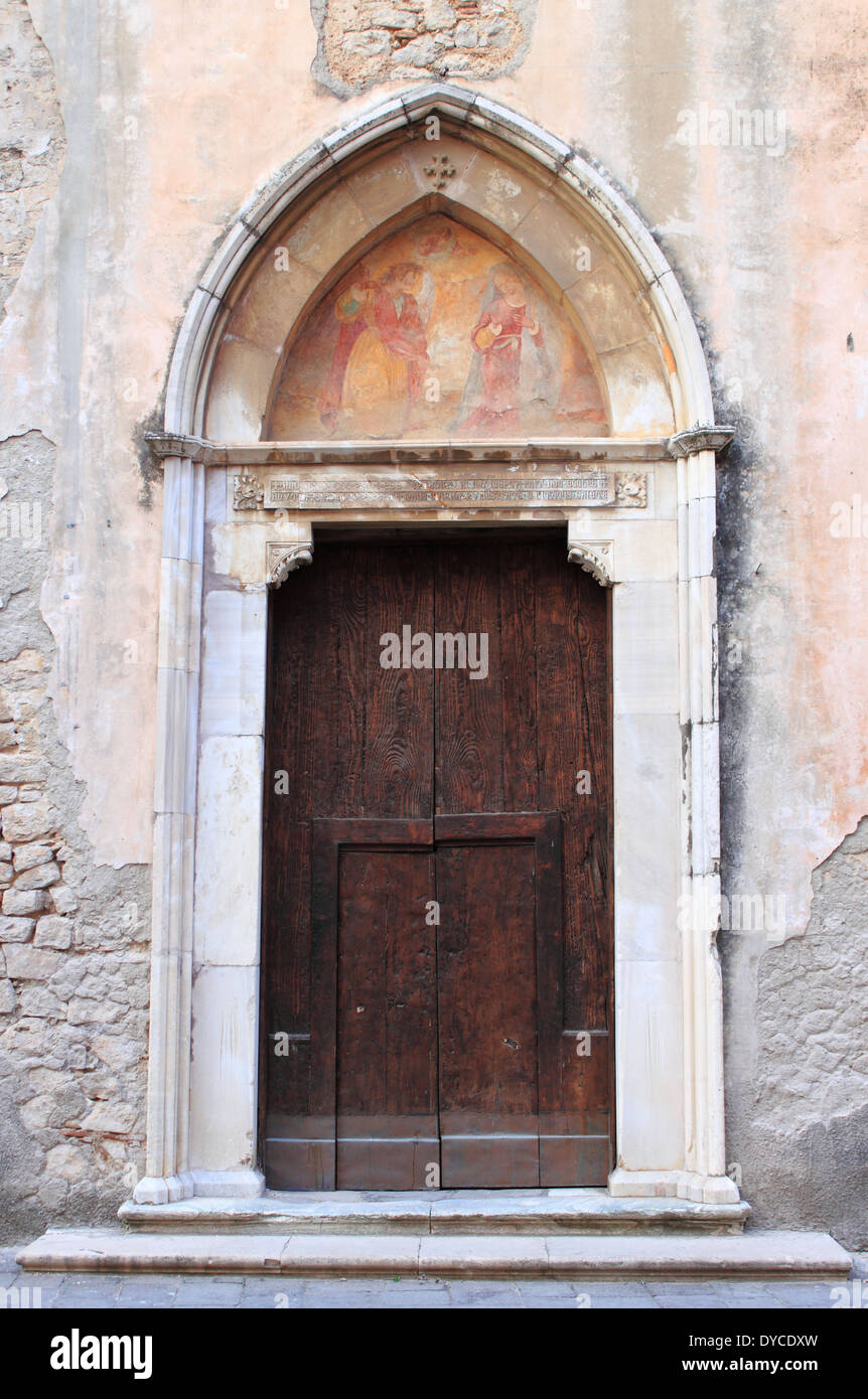 Porte d'une église médiévale à Gaeta, Italie Banque D'Images