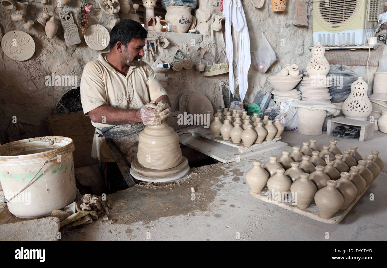 Potter dans un atelier de poterie. Bahreïn, Moyen-Orient Banque D'Images