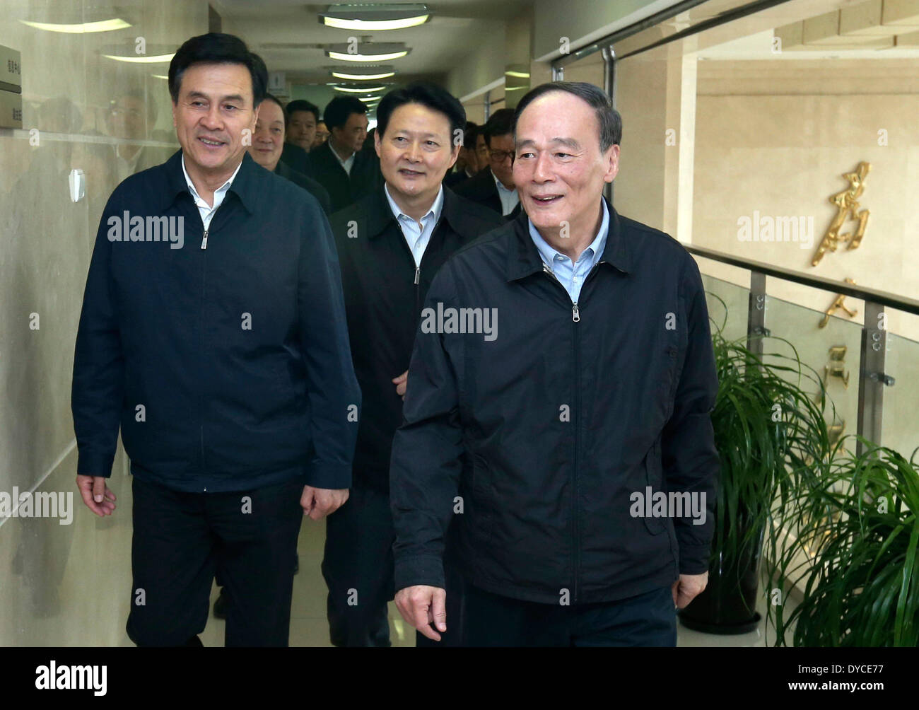 Beijing, Chine. 14 avr, 2014. Wang Qishan (R avant), secrétaire de la Commission centrale de contrôle disciplinaire (CCDI) du Parti communiste chinois (PCC), inspecte le travail Comité des ministères du gouvernement central au titre de comité central du PCC, à Beijing, Chine, le 14 avril 2014. © Pang Xinglei/Xinhua/Alamy Live News Banque D'Images