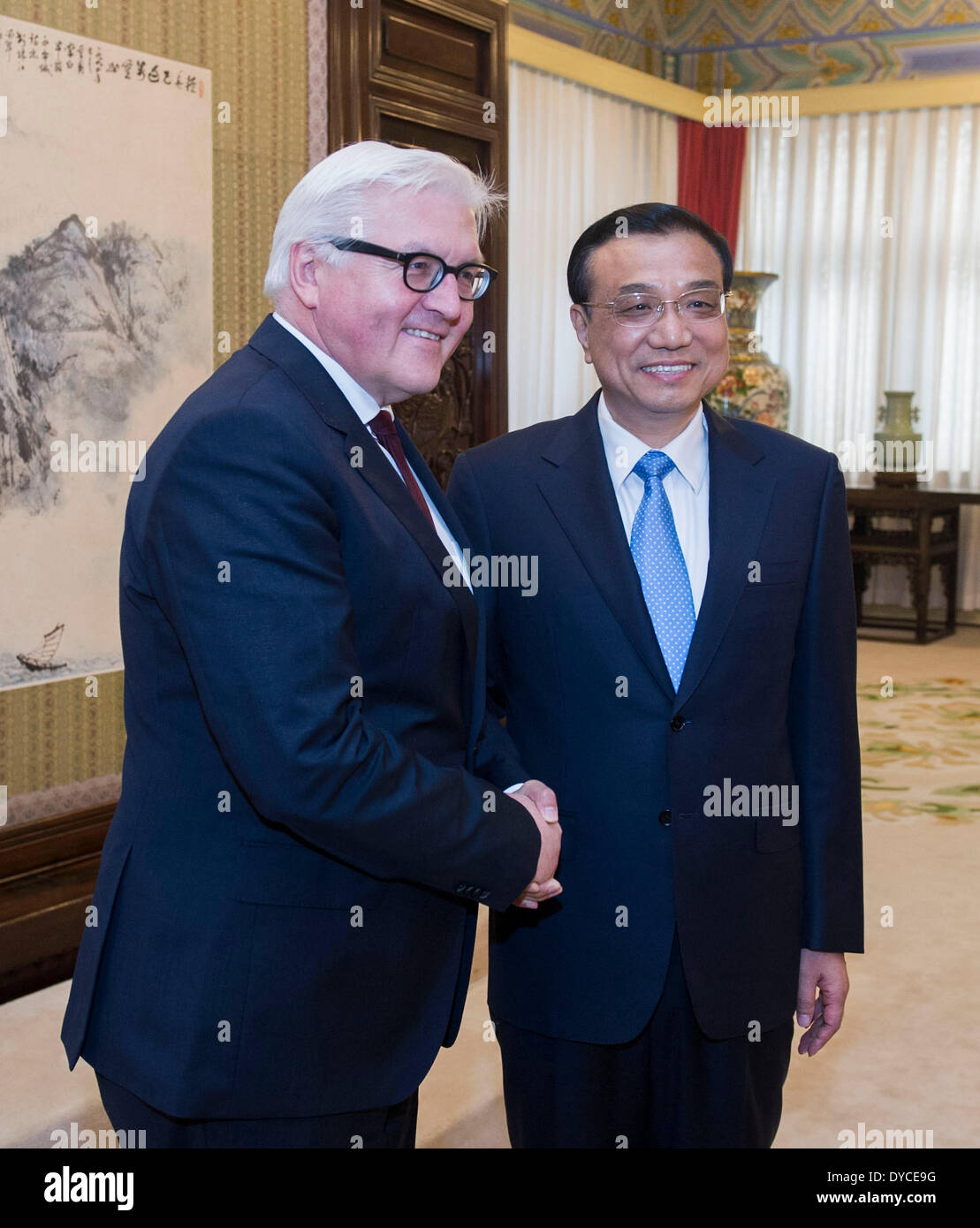 Beijing, Chine. 14 avr, 2014. Le Premier ministre chinois Li Keqiang (R) rencontre avec le Ministre allemand des affaires étrangères, Frank-Walter Steinmeier, à Beijing, Chine, le 14 avril 2014. © Wang Ye/Xinhua/Alamy Live News Banque D'Images