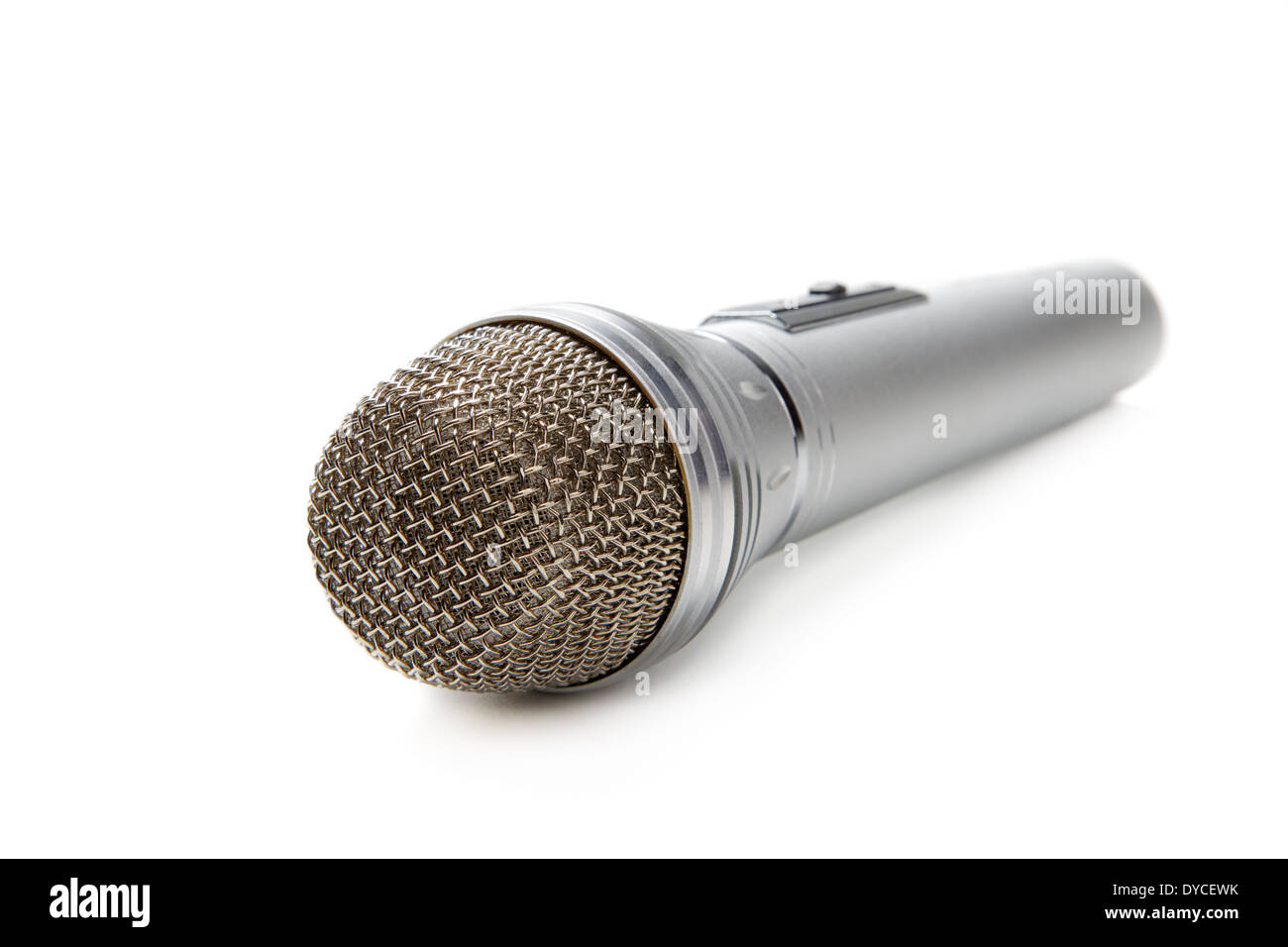 Le microphone argenté isolé sur fond blanc Banque D'Images