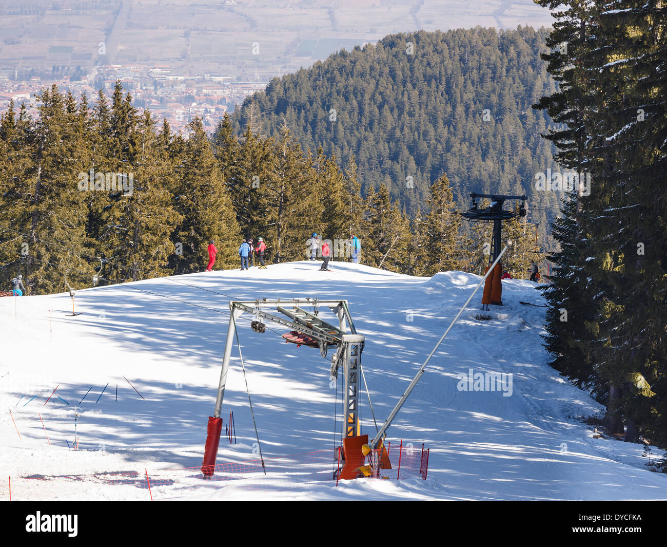 Ski alpin sur la montagne Todorka, Bansko, Bulgarie Banque D'Images