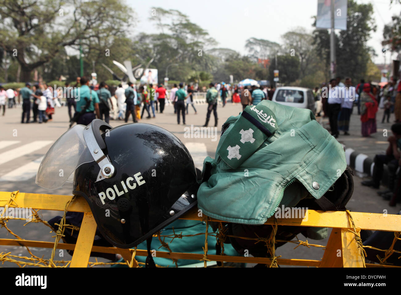 La police bangladaise casque et gilet de protection sur un point de contrôle à la Journée internationale de la langue maternelle des commémorations, Dhaka. Banque D'Images