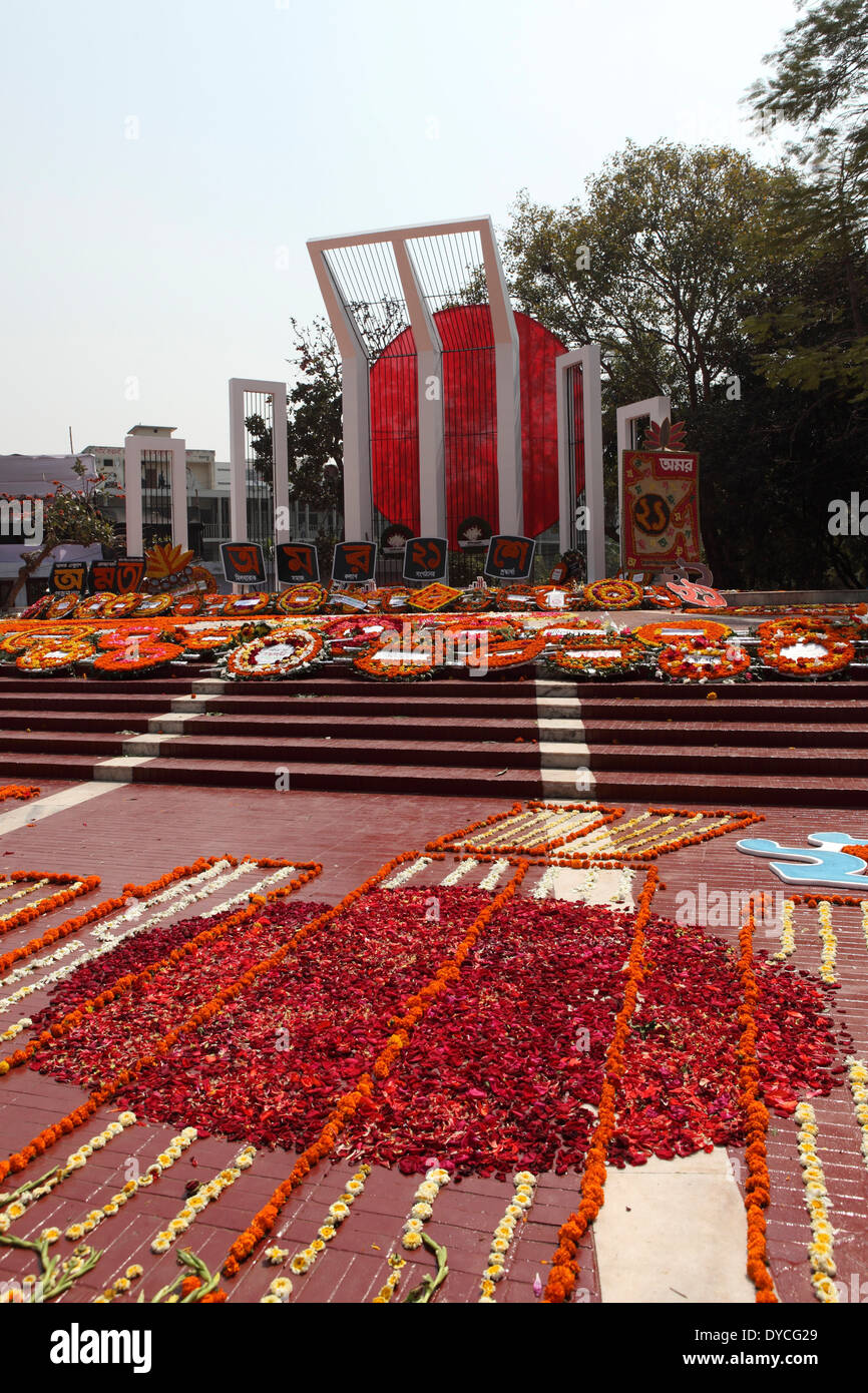 Shaheed Minar (le Monument des martyrs), à la Journée internationale de la langue maternelle des commémorations à Dhaka, au Bangladesh. Banque D'Images