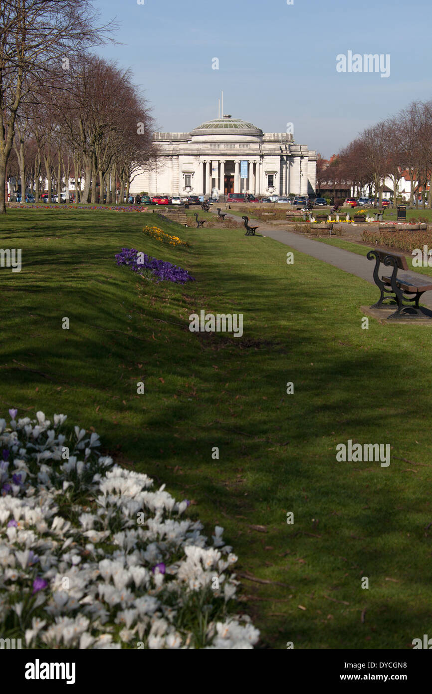Village de Port Sunlight, Angleterre. printemps vue de la façade sud de la dame dans l'inverseur art gallery, vu du diamant. Banque D'Images