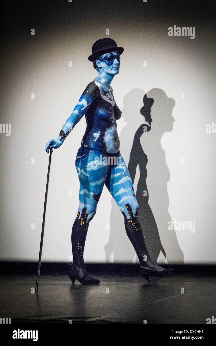Bruxelles, le Belgiuym. 13 avr, 2014. Peinture sur corps au Festival International du Film Fantastique de Bruxelles. Pour la deuxième année, le festival a lieu dans le centre des beaux-arts de présenter au public les meilleurs films de genre. © Aurore Belot/NurPhoto ZUMAPRESS.com/Alamy/Live News Banque D'Images